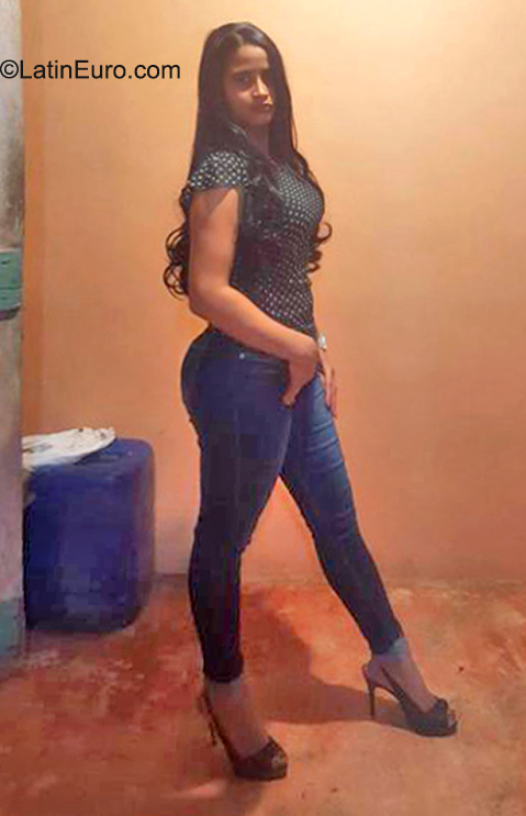 Date this tall Dominican Republic girl Kary from La Vega DO40314