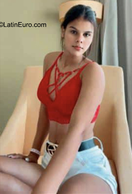 Date this nice looking Cuba girl Daniela from Havana CU796