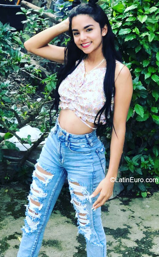 Date this stunning Dominican Republic girl Enyaira from Santo Domingo DO40329