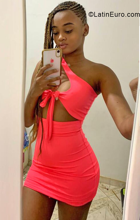 Date this sensual Colombia girl Valentina from Cali CO33805