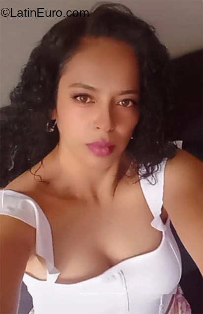 Date this young Colombia girl Isabella from Bogota CO32131
