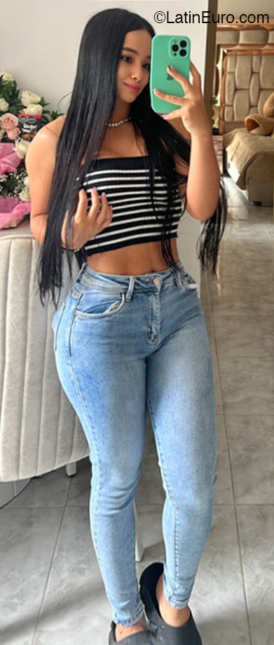 Date this attractive Colombia girl Sara from Medellin CO32180