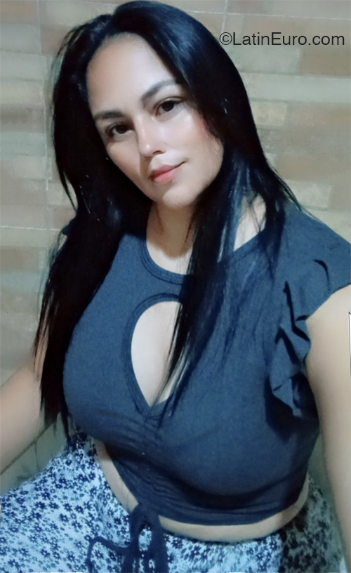 Date this good-looking Venezuela girl Yamileth from Valencia VE4567