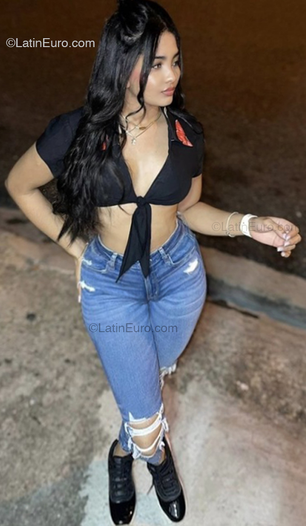 Date this nice looking Dominican Republic girl Scarlet from Santo Dominigo DO51996