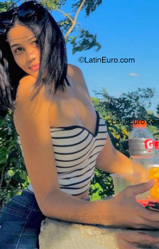 Date this good-looking United States girl Mia from Santiago De Los Caballeros DO52016