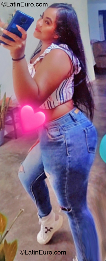 Date this attractive Venezuela girl Lia from Caracas VE4955