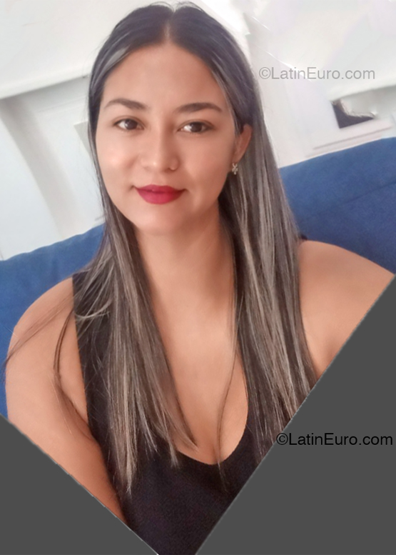 Date this voluptuous Venezuela girl Mariannis from Guayana VE4987