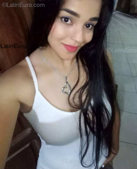 Date this pretty Argentina girl Amanda from Loreto AR985