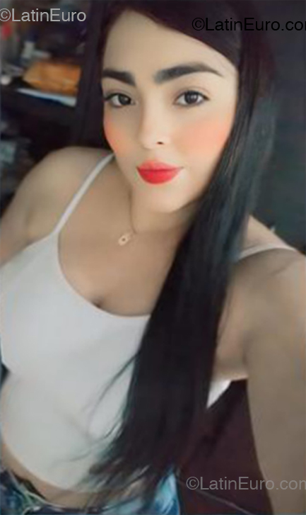 Date this charming Colombia girl Aleja from Colombia CO33208