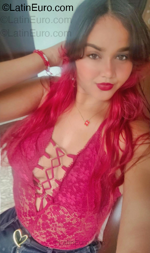 Date this attractive Dominican Republic girl Reyna from Santo Domingo Este DO54524