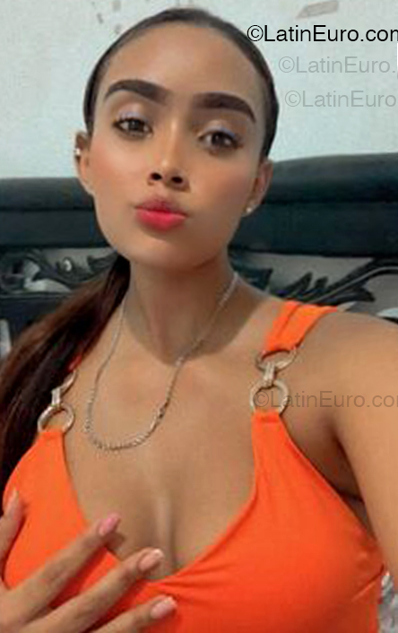 Date this attractive Colombia girl Maria from Cartagena CO33391