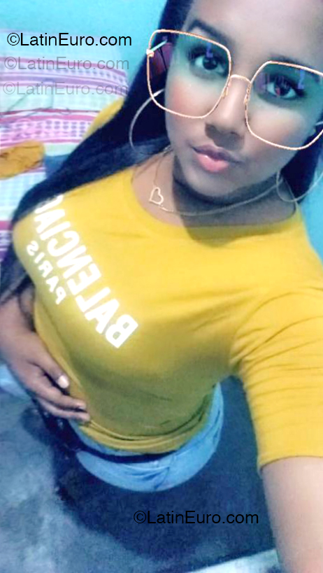 Date this athletic Dominican Republic girl Mabel from Santo Domingo DO54673