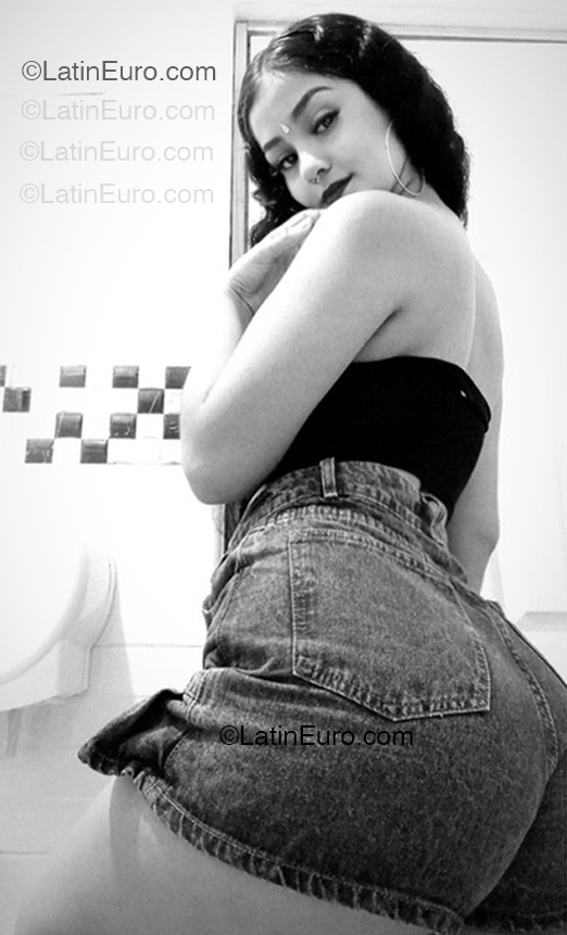 Date this charming Colombia girl Valentina from Bucaramanga CO33286