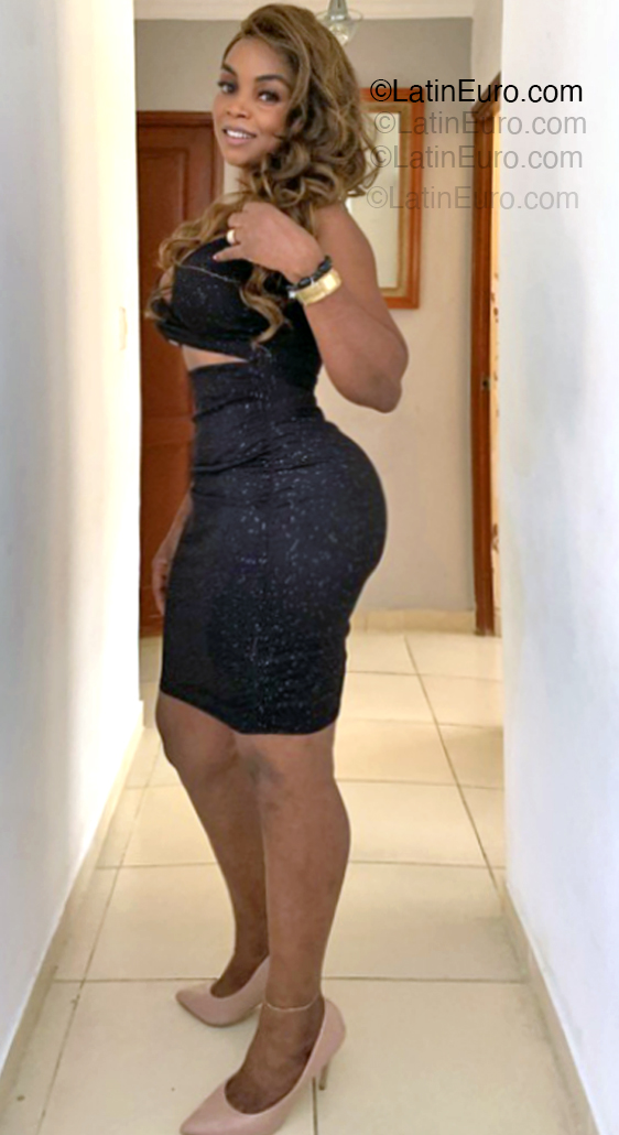 Date this tall Dominican Republic girl Ant from Santo Domingo DO54839