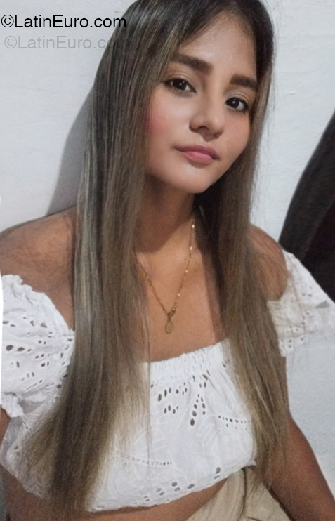 Date this attractive Venezuela girl Oriana from Rubio VE5265