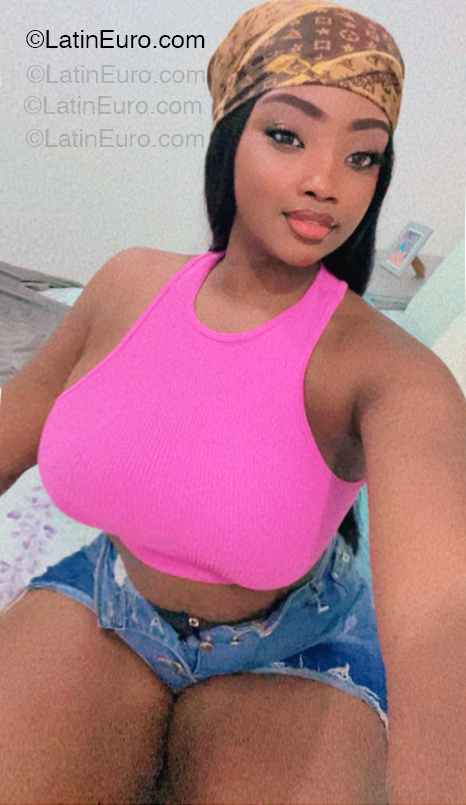 Date this pretty Dominican Republic girl Chocolate from Santo Domingo DO54960