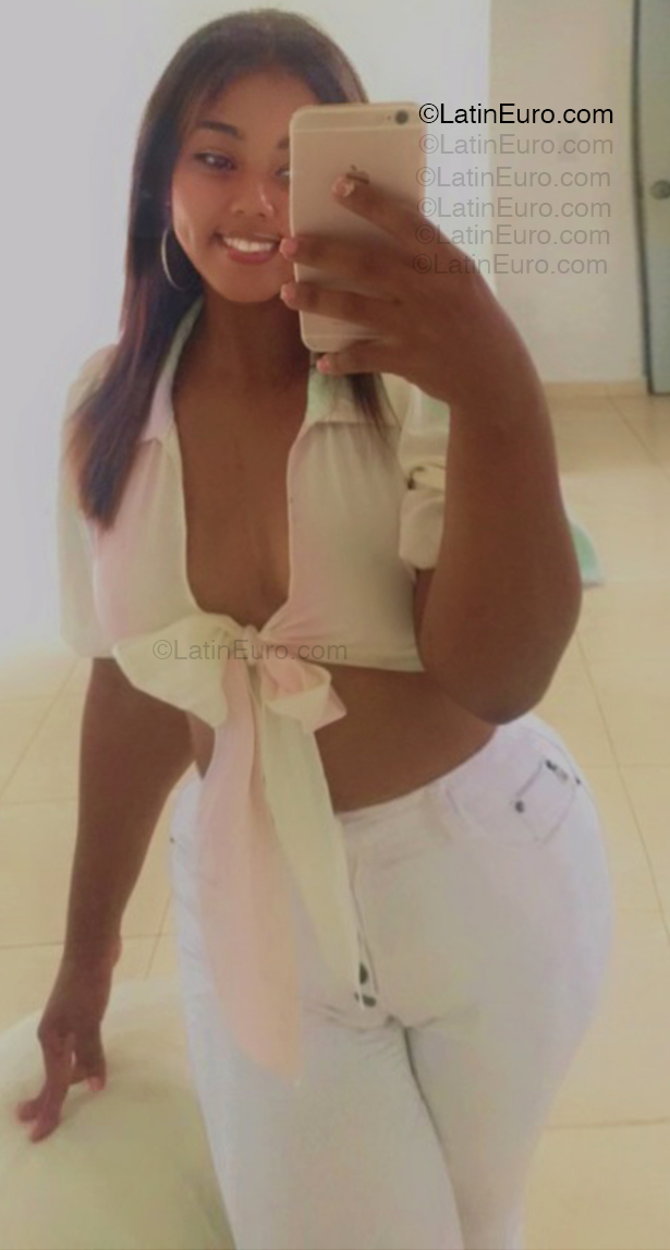 Date this delightful Dominican Republic girl Deiry from Sosua DO54993