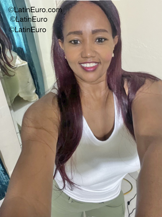 Date this young Aruba girl Jessica from Aruba AW44