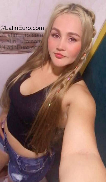 Date this young Colombia girl Cristina from Medellin CO33348