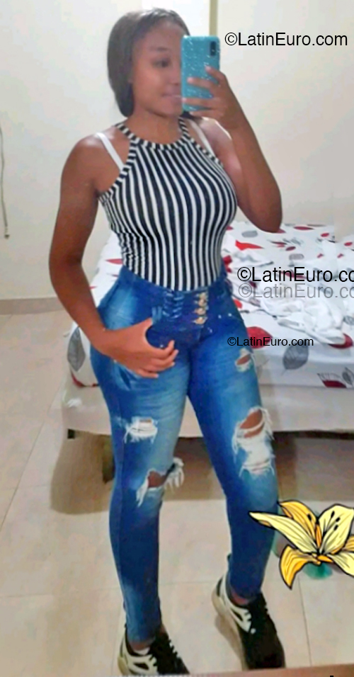 Date this cute Colombia girl Denisse from Cali CO33388