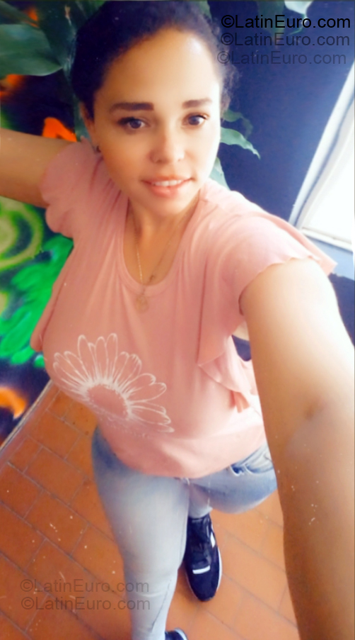 Date this georgeous Colombia girl Ingrid from Bucaramanga CO33429