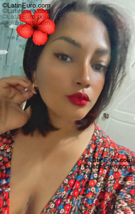 Date this nice looking Dominican Republic girl Paloma from Santo Domingo DO55339