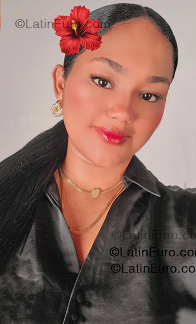 Date this happy Venezuela girl Fernanda Mirianny from Caracas VE5331