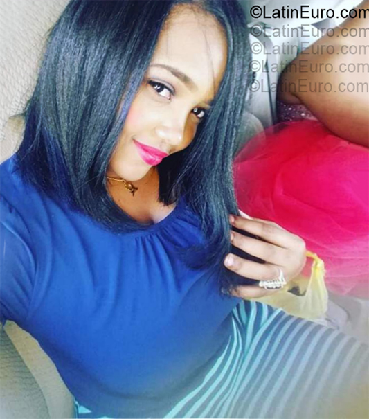 Date this hard body Dominican Republic girl Shana from Santo Domingo DO55450