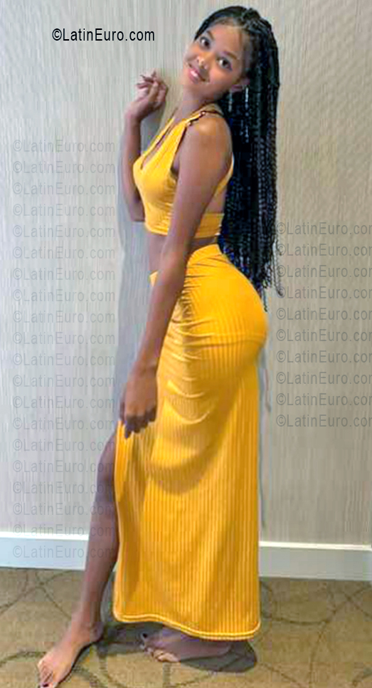 Date this hard body Dominican Republic girl Mara from Santo Domingo DO55599