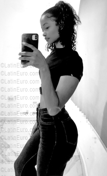 Date this attractive Dominican Republic girl Jade from Santo Domingo DO55667