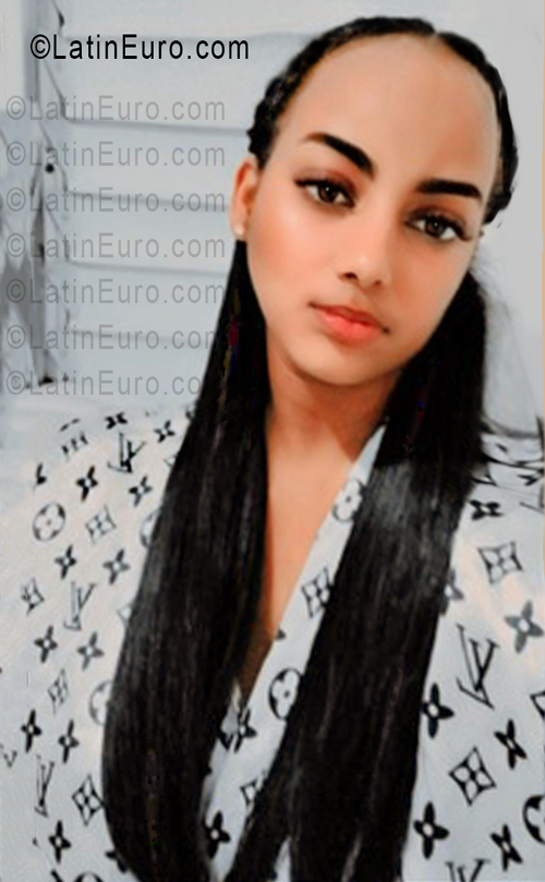 Date this charming Dominican Republic girl Carol from Santo Domingo Este DO55711