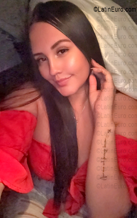 Date this attractive United States girl Paula Andrea from Los Angeles US25259