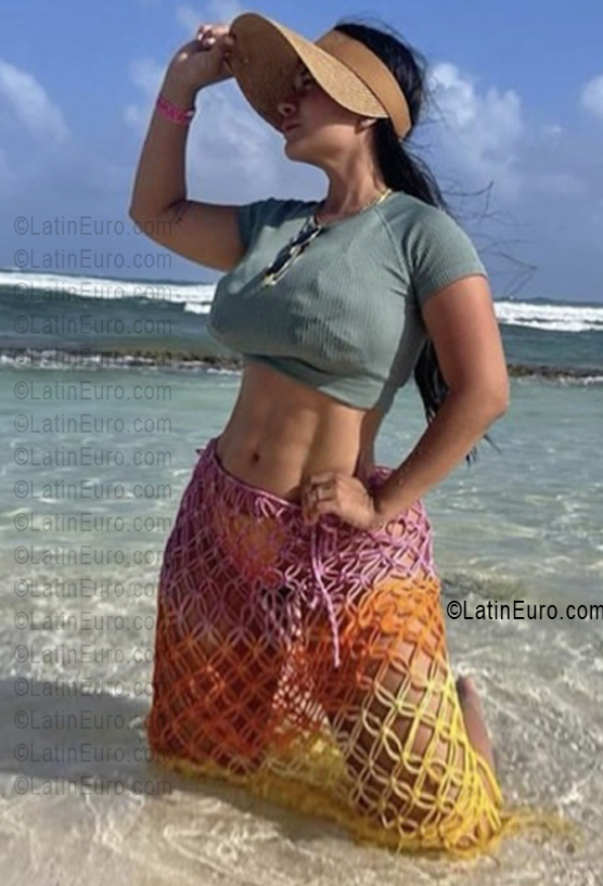 Date this hard body Colombia girl Lizeth from Cali CO33762