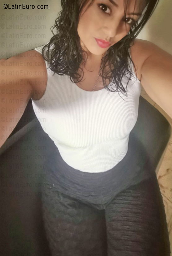 Date this voluptuous Colombia girl Ana from Cali CO33659