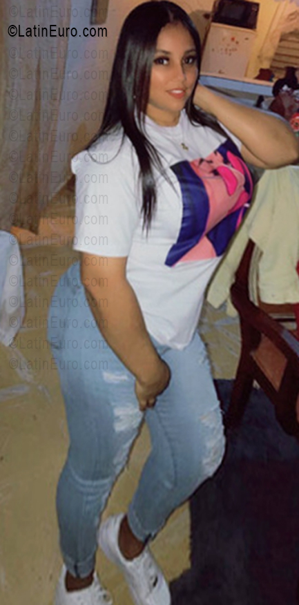 Date this stunning Dominican Republic girl Yelenny from Santo Domingo DO56386