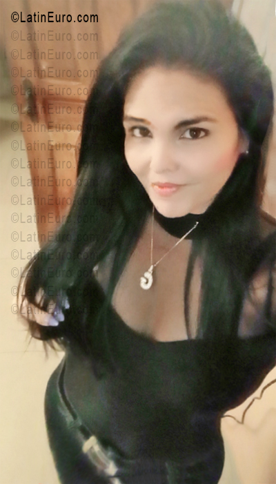 Date this happy Venezuela girl Giulia from Maracay VE5665