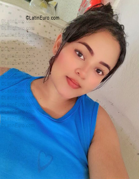 Date this lovely Colombia girl Dulce from Barranquilla CO33737