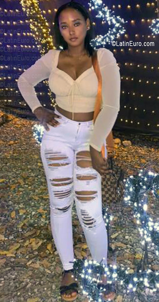 Date this attractive Dominican Republic girl Claudia from Santo Domingo DO56479