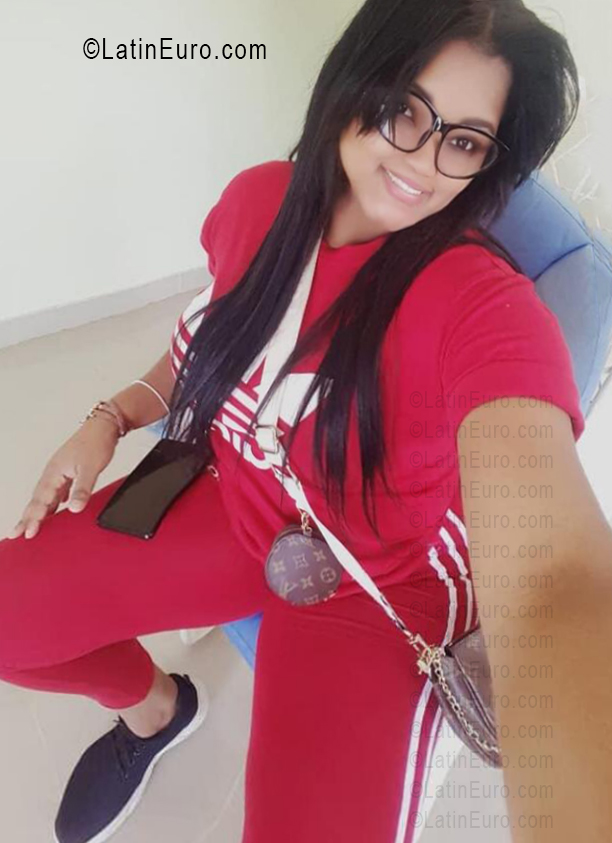 Date this attractive Dominican Republic girl Thalia from Santo Domingo DO56502