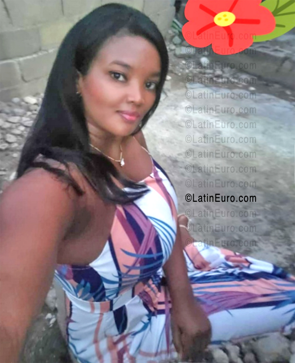 Date this happy Dominican Republic girl Valeryn from Santo Domingo DO56646