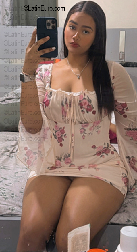 Date this stunning Dominican Republic girl Alondra from Santo Domingo DO56672