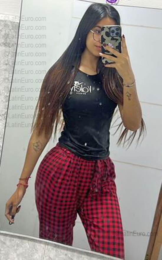 Date this funny Venezuela girl Valery Andrea from Valencia VE5725
