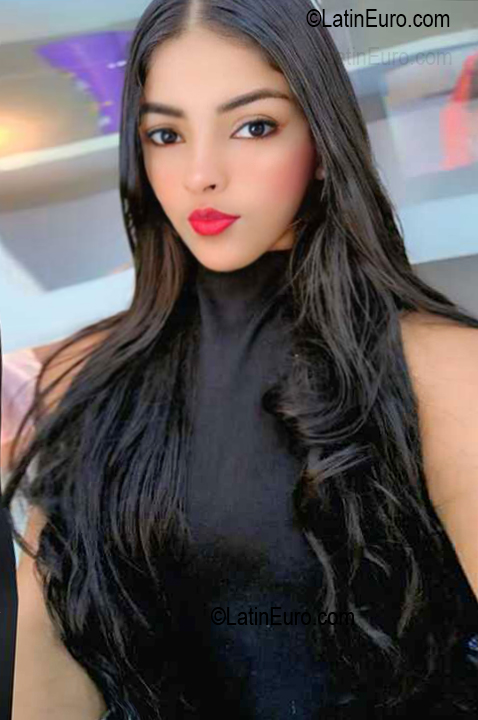 Date this happy Venezuela girl Aurora from Barcelona VE5729