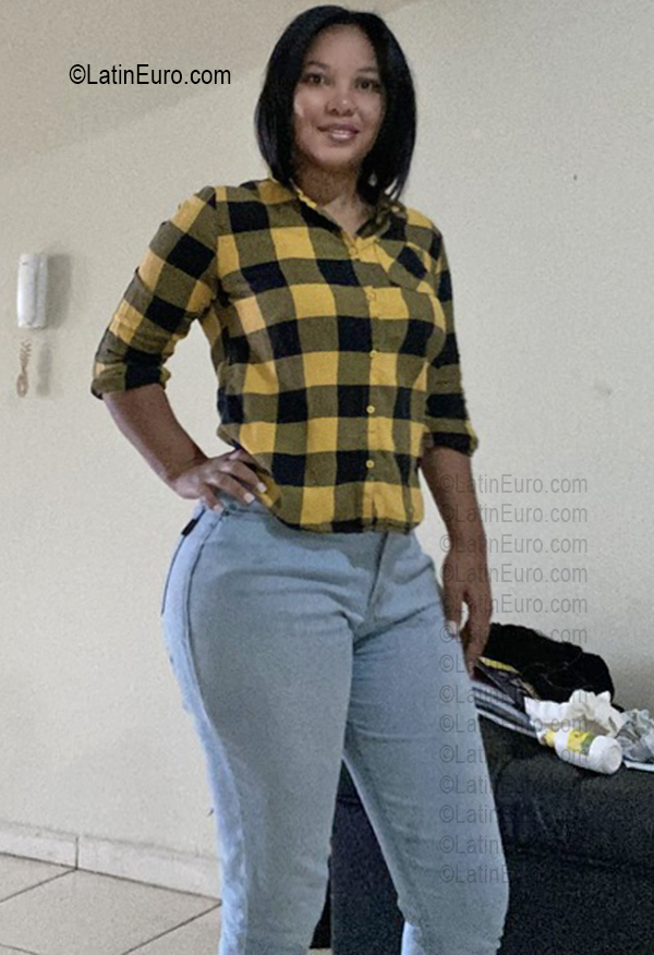 Date this tall Dominican Republic girl Yaniris from Santiago DO56891