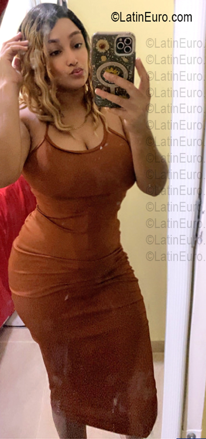 Date this nice looking Dominican Republic girl Azalia from Santo Domingo DO56929