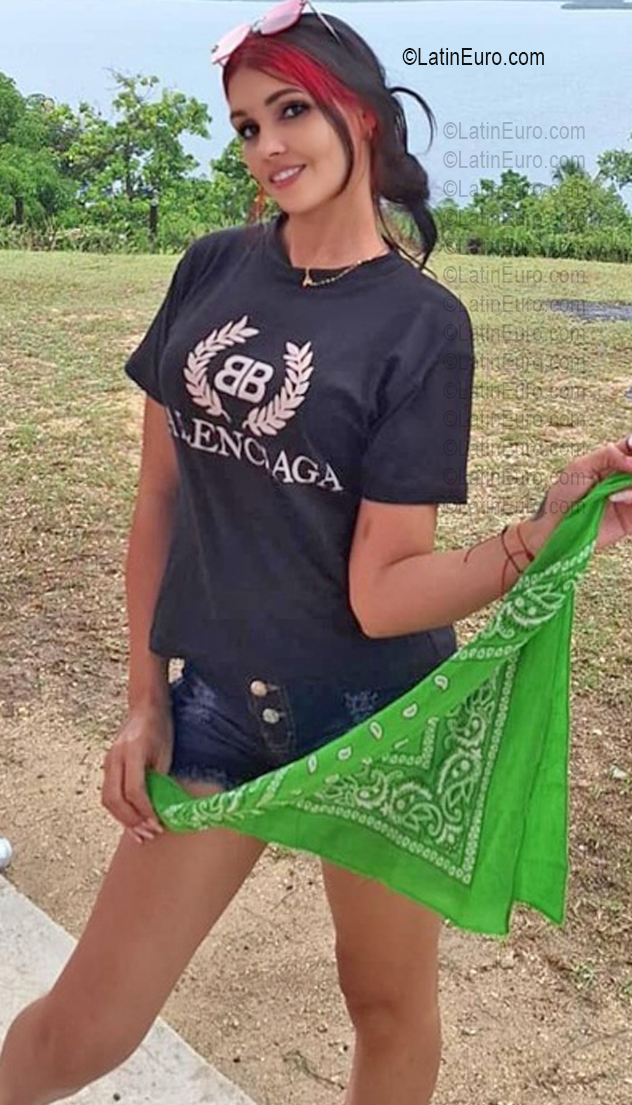 Date this young Cuba girl Odanais from Holguin CU843