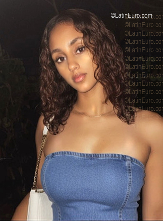 Date this hard body Dominican Republic girl Mariel from La Vega DO56970