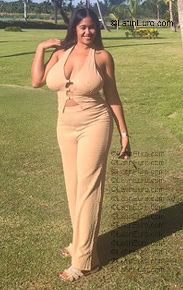 Date this voluptuous Dominican Republic girl Paola from Santo Domingo DO57010