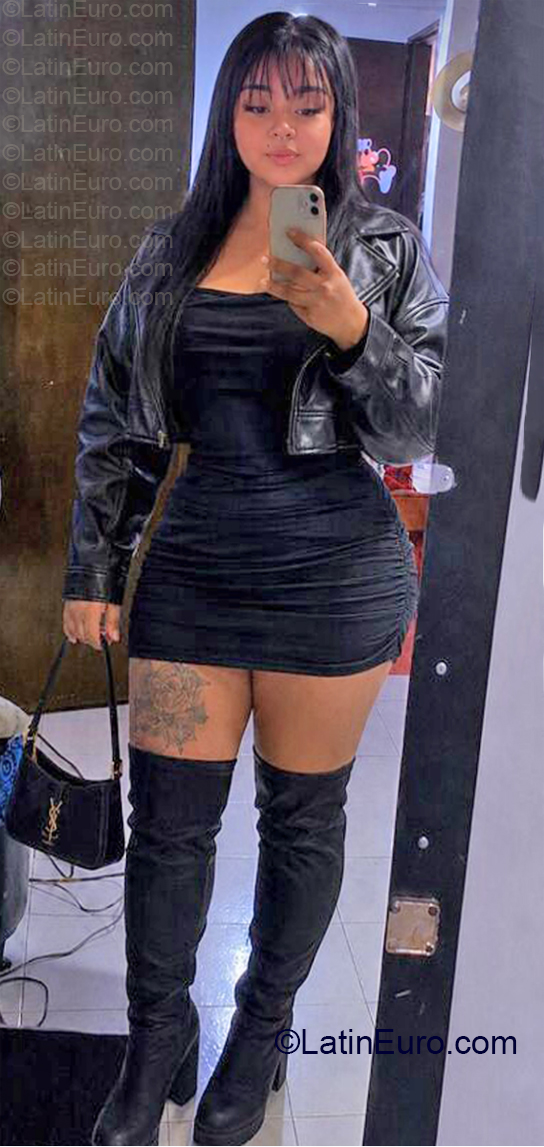 Date this georgeous Colombia girl Alejanra from Bogota CO33890
