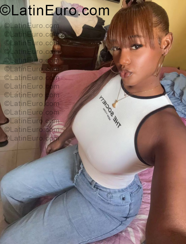Date this voluptuous Dominican Republic girl Carolin from Santo Domingo DO57257